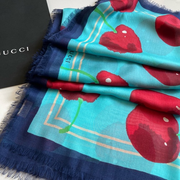 AUTHENTIC NWT GUCCI SHAWL / SCARF - Picture 8 of 13